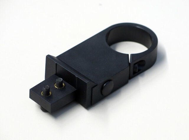 Mounting bracket for KL300 LED cold light source on 30mm columns